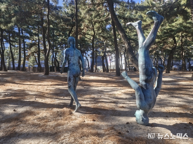 강문 해변 인근의 조형물 모습
