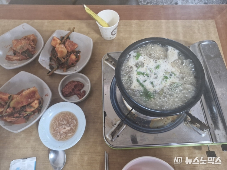 강릉 동부시장 '돼지식당' 국밥 모습