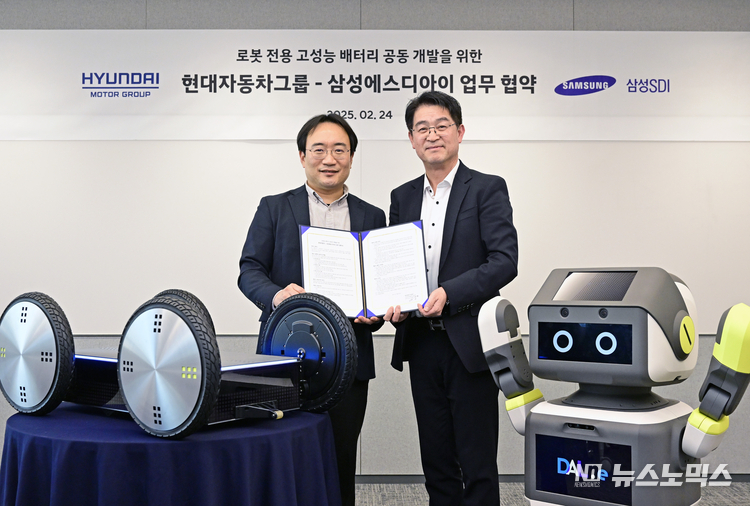 지난 24일 의왕연구소에서 열린 삼성SDI와 ‘로봇 전용 배터리 공동 개발을 위한 업무협약(MOU)’에서 현대차·기아 로보틱스랩장 현동진 상무와 삼성SDI 소형사업부 전략마케팅팀장 조한제 부사장이 기념 촬영을 하고 있다
