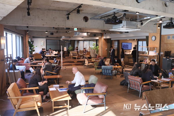 지난해 10월 도쿄 시부야에서 열린 비즈니스 밋업 현장에서 일본 바이어와 한국 스타트업들이 미팅을 진행하고 있다