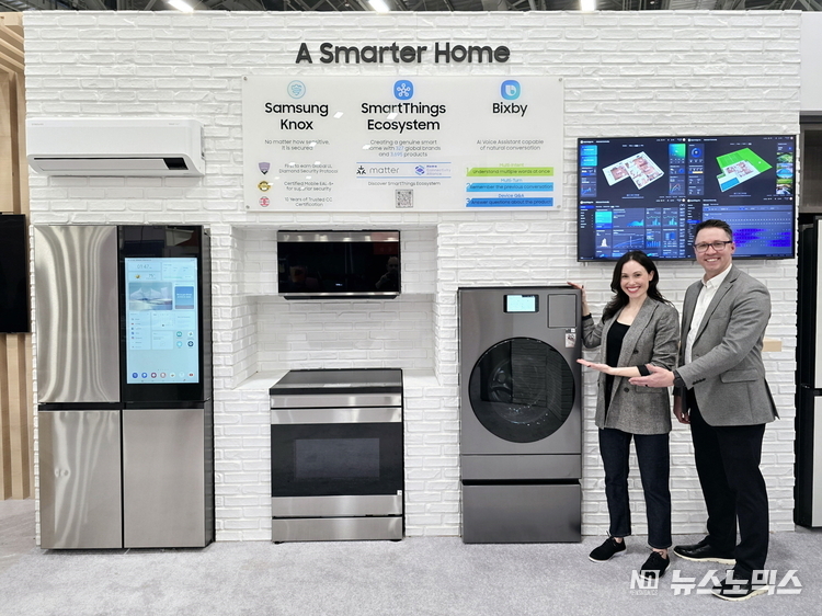 삼성전자 직원이 ‘KBIS 2025’에서 차별화된 AI 연결 경험을 제공하는 비스포크 가전을 소개하고 있다