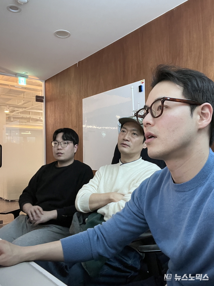 빌드업랩스의 AI 커머스 솔루션인 ‘캐치모먼츠’는 문장 내 주요 개체인식모델(NER), 유형별 주요 문장 패턴 RAG 학습, 문장 유사도 분석에 TF-IDF랑 SBERT를 활용한다. 오른쪽부터 빌드업랩스 정장현 대표, 한병철 CTO, 김남수 Sales Lead