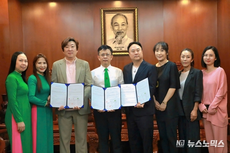 마스터 엔터테인먼트는 최근 인적 자원 공급 전문 기업 KHS, 베트남의 MAI LINH International Cooperation Company Limited (이하 MAI LINH)와 상호 협력을 위한 업무협약(MOU)을 체결했한 가운데 KHS 김영환, MAI LINH 그룹 PHẠM VĂN CHƯƠNG 부국장, 마스터 엔터테인먼트 김종철 대표 마스터엔터테인먼트, KHS, MAI LINH 임직원 등이 기념 촬영을 하고 있다