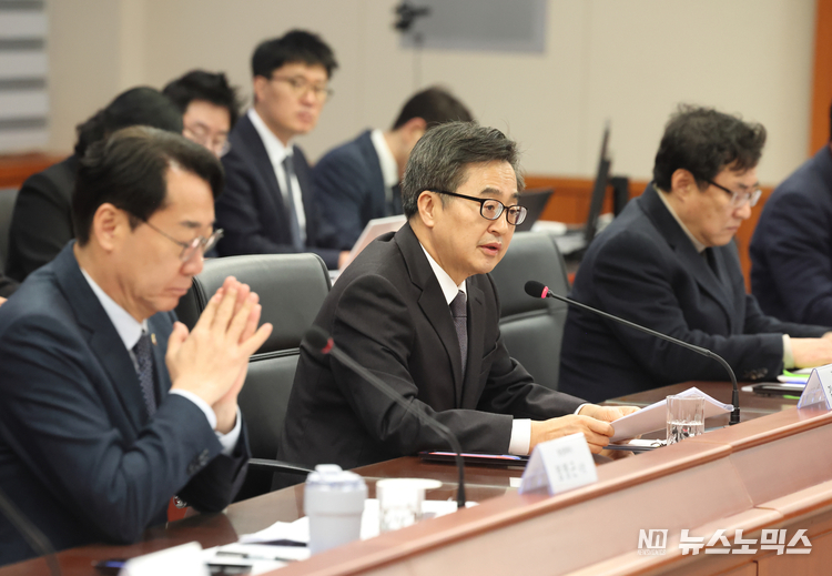6일 오전 오토랜드 화성에서 열린 기아 PBV 업무협약 및 현장 간담회 김동연 경기도지사가 인사말을 하고 있다./사진=경기도