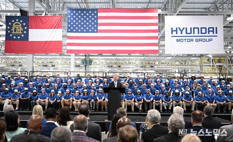 정의선 현대차그룹 회장이 HMGMA 준공식에서 환영사를 하고 있다