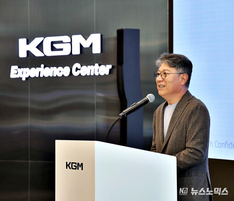 KG 모빌리티(KGM)가 호주 우수 딜러에 이어 지난 11일 글로벌 대리점 초청 행사에서 신모델 시승 행사를 갖는 등 수출 시장 공략에 박차를 가하고 있는 가운데 곽재선 회장이 인사말을 하고 있다
