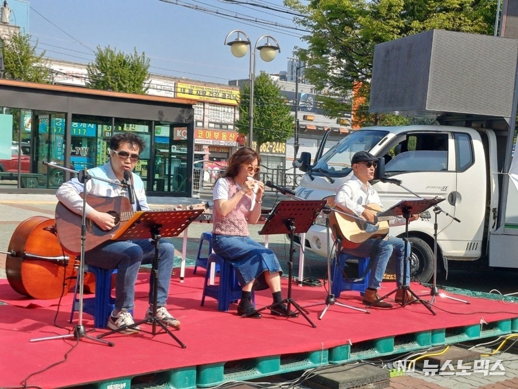 지난 4월 26일 오후에 동두천 지행역 4번 출구 쪽 광장에서 열린 동두천 옛 성병관리소 철거를 반대하는 ‘평화문화제’에 오카리나와 키타 리스트가 연주를 하고 있다./사진=공대위