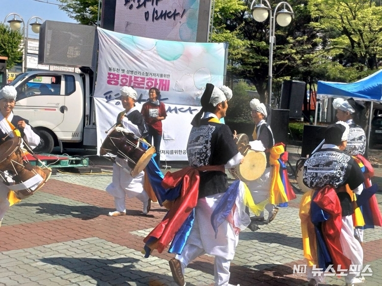 지난 4월 26일 오후에 동두천 지행역 4번 출구 쪽 광장에서 열린 동두천 옛 성병관리소 철거를 반대하는 ‘평화문화제’의 시작을 알리는 풍물패의 공연 장면/사진=공대위