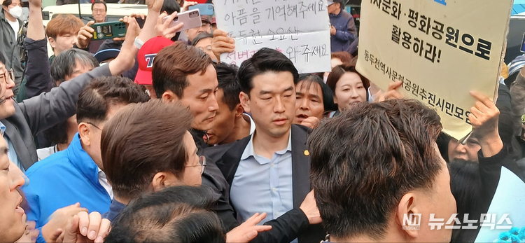 더불어민주당 이재명 후보가 지난 1일 경기도 연천 경청투어에서 동두천 옛 성병 관리소 철거저지를 위한 공동대책위원회와 조우한 뒤 '옛 성병관리소 건물 지켜주겠다"고 약속한 것으로 전해했다.