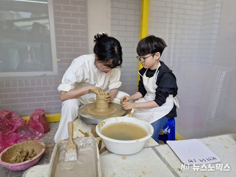 여주 도자기 축제에서 도자기 체험을 하고 있는 어린이 모습