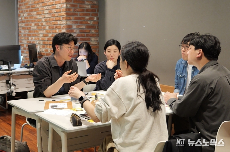 지난 5월 9일 참여기업 간의 네트워킹을 위한 ‘First Link’ 행사 참가자들이 기념사진을 촬영하고 있다