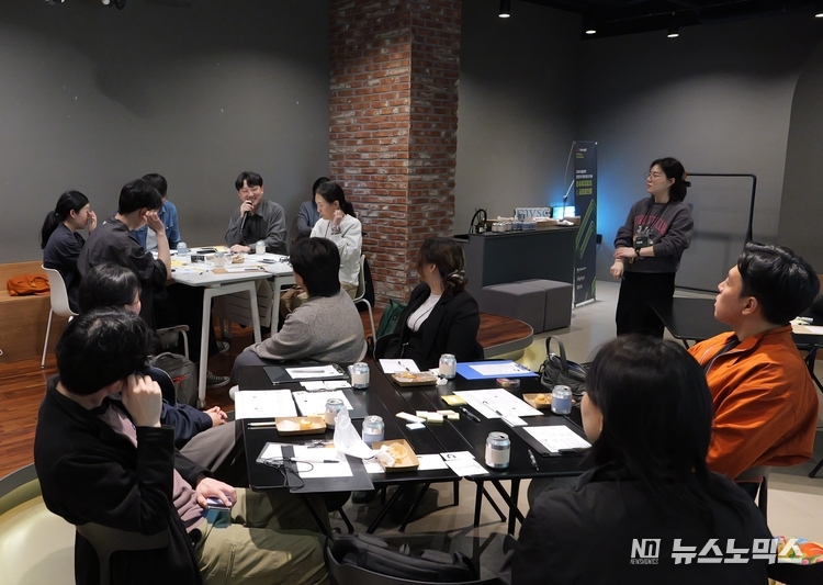 지난 5월 9일 참여기업 간의 네트워킹을 위한 ‘First Link’ 행사 참가자들이 기념사진을 촬영하고 있다.