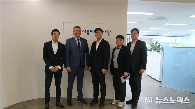 김만기 서울디지털재단 이사장(가운데)과 다미앙 페레이라 주한퀘벡정부대표부 대표(가운데 좌측)가 간담회 후 기념사진을 촬영하고 있다.