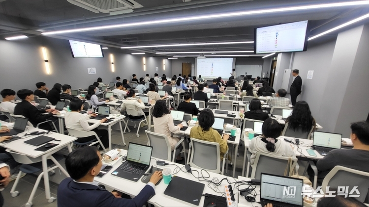 고우넷 트레이닝센터(GTC)에서 100여명의 장학사, 교원 등 교육관계자들이 전진권 강사의 엑셀 실무 특강을 수강하고 있다