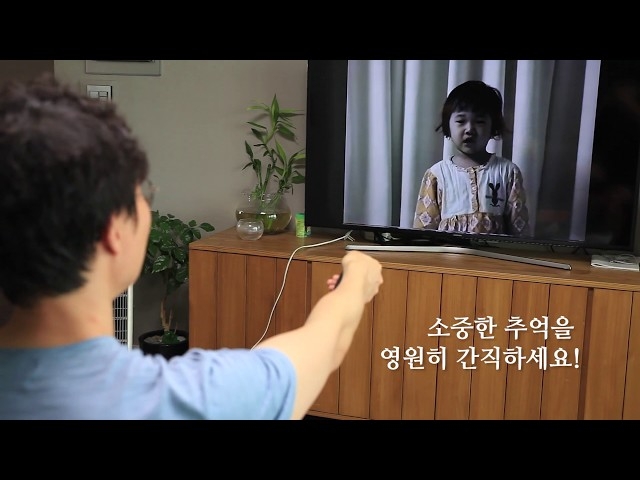 스마트메모리즈 고객이 디지털 변환을 위해 비디오테이프와 옛날 사진들을 정리하고 있다