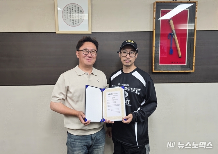 첨단이 국내 스트릿 패션 브랜드 ‘덕다이브(DUCKDIVE)’의 중국 내 사업 전개 및 운영을 위해 블루블러드 어패럴과 합작 계약을 체결했다. 사진은 이준원 첨단 대표(왼쪽)와 박준민 블루블러드 어패럴 대표가 계약식 체결 후 기념 촬영을 하고 있는 모습/제공=첨단