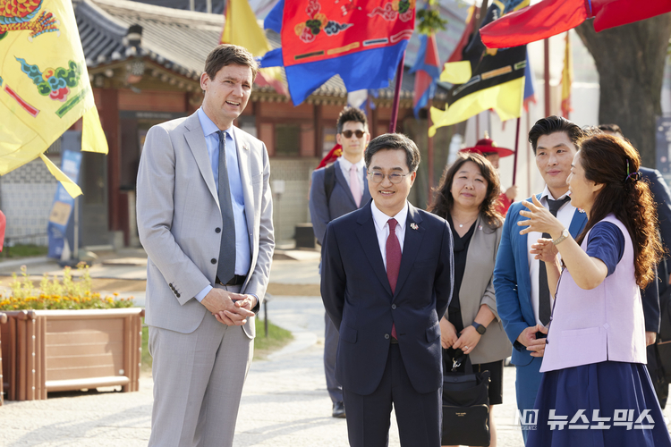 9일 오후 화성행궁에서 레슬리 테라모트 정부간관계 사무처 차관, 데이비드 이비 BC주 수상, 김동연 경기도지사, 최병하 고용경제개발 혁신부 아시아태평양 정무 무역 차관, 짐 루트코스키 수상집무실 행정처 수석 보좌관이 행궁 시찰을 하고 있다.