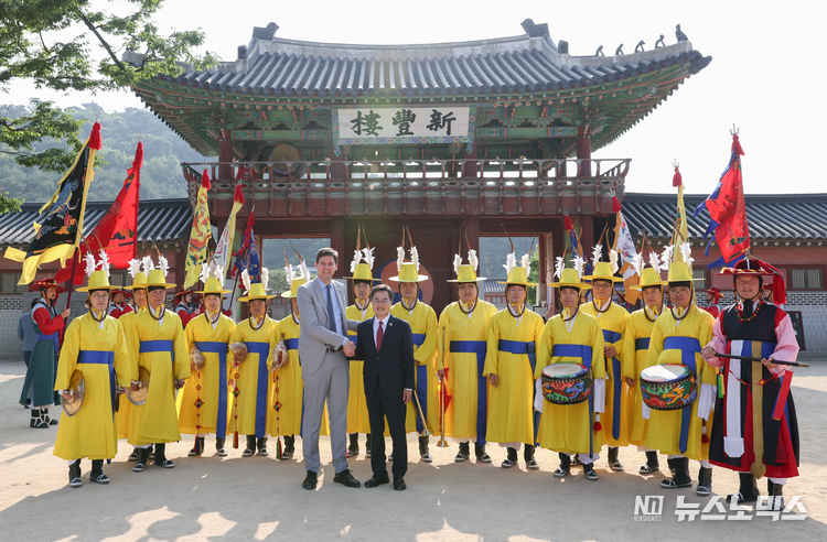 9일 오후 화성행궁에서 (왼쪽부터) 레슬리 테라모트 정부간관계 사무처 차관, 데이비드 이비 BC주 수상, 김동연 경기도지사, 최병하 고용경제개발 혁신부 아시아태평양 정무 무역 차관, 짐 루트코스키 수상집무실 행정처 수석 보좌관이 취타대 공연 관람 후 기념촬영을 하고 있다.