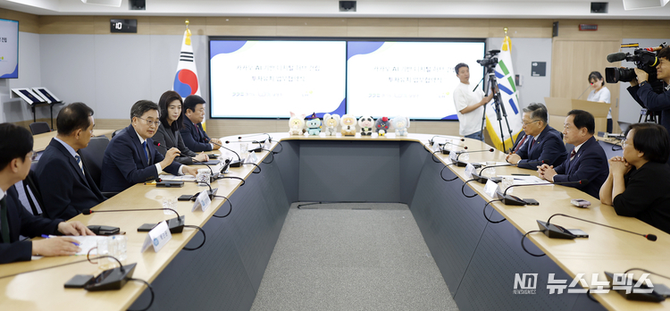 13일 경기도청에서 김동연 경기도지사와 정신아 ㈜카카오 대표, 주광덕 남양주시장, 이한준 한국토지주택공사(LH) 사장과 이런 내용을 담은 ‘AI 기반 디지털 허브 건립 투자협약’을 체결했다..