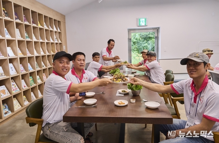 지난 14일 경기도 먹거리광장에서 연천군 공공형 외국인 계절근로자를 대상으로 열린 한국문화 체험 행사