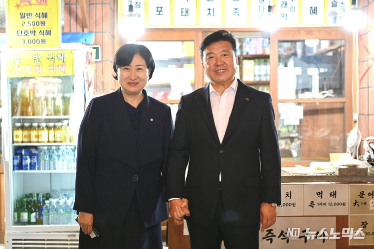 2025 충남 글로벌 웹툰 연구 콘퍼런스 행사(왼쪽부터 충남콘텐츠진흥원장 김곡미, 최재구 예산군수)