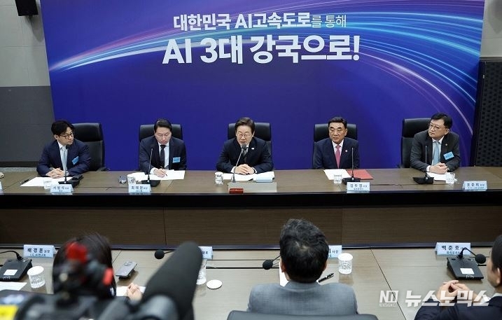 이재명 대통령이 20일 울산전시컨벤션센터에서 열린 인공지능(AI) 글로벌 협력 기업 간담회를 주재하고 있다./사진=대통령실통신사진기자단