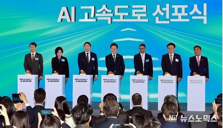 이재명 대통령이 20일 울산전시컨벤션센터에서 열린 울산 인공지능(AI) 데이터 센터 출범식에서 참석자들과 함께 기념 세리머니에 참여하고 있다. 왼쪽부터 안덕근 산업통상자원부 장관, 최민희 국회 과학기술정보방송통신위원장, 최태원 SK그룹 회장, 이 대통령, 아마존웹서비스(AWS) 프라사드 칼야나라만 인프라 총괄 대표, 유상임 과학기술정보통신부 장관, 김두겸 울산광역시장./사진=대통령실통신사진기자단