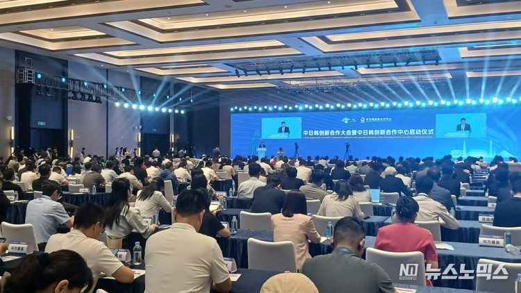 25일 중국 산둥성에서 개최된 '한중일 혁신협력센터' 출범식에 (사)한중글로벌협회 우수근 회장이 한국 대표로 참석해 동북아 3국 간 혁신협력의 중요성을 강조했다.