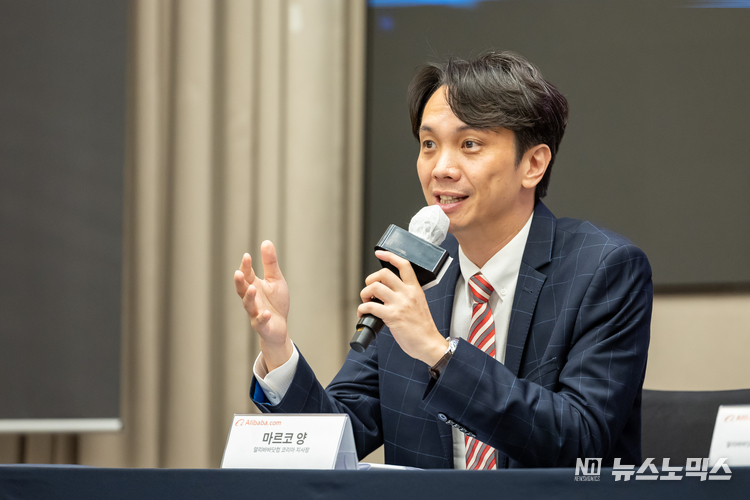 알리바바닷컴(Alibaba.com)은 7일 서울 강남 조선 팰리스 더 그레이트 홀에서 ‘트레이드 어슈어런스(Trade Assurance)’ 서비스 출시, 관련 기자 간담회에서 마르코 양(Marco Yang) 알리바바닷컴 코리아 지사장이 설명하고 있다.