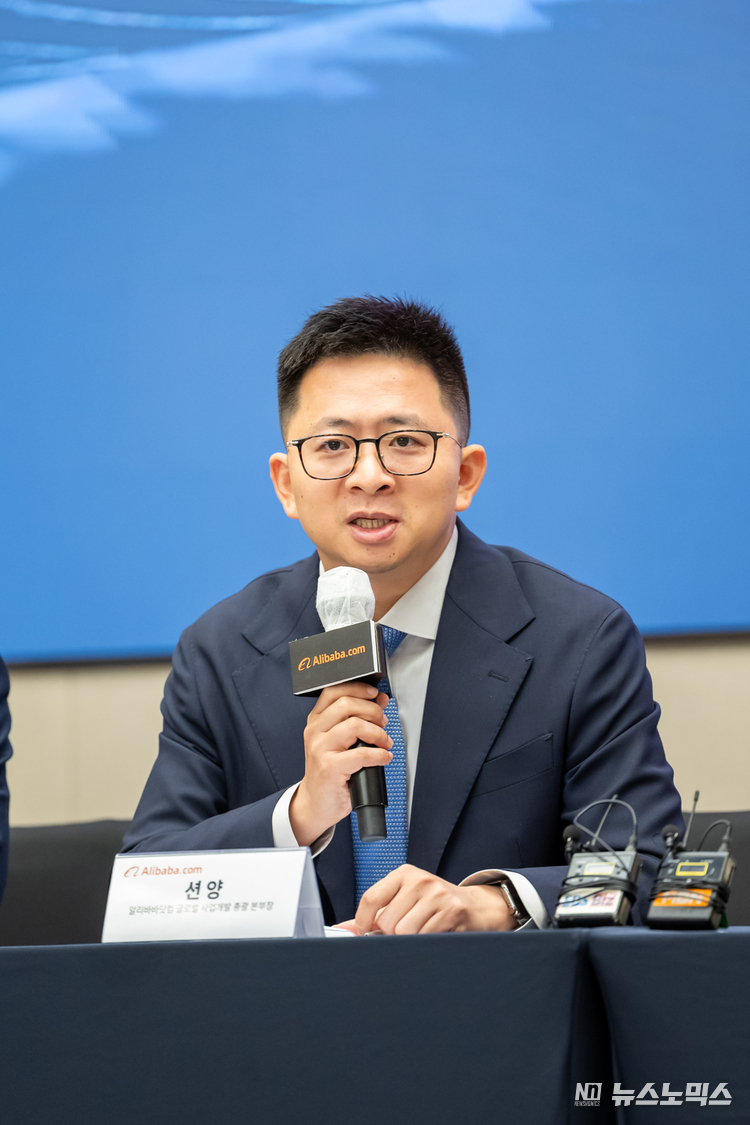 알리바바닷컴(Alibaba.com)은 7일 서울 강남 조선 팰리스 더 그레이트 홀에서 ‘트레이드 어슈어런스(Trade Assurance)’ 서비스 출시, 관련 기자 간담회에 션 양(Shawn Yang) 알리바바닷컴 글로벌 사업개발 총괄 본부장이 답변을 하고 있다.