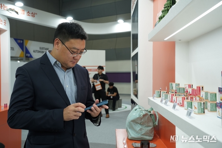 마이클 위(Michael Yu) 알리바바닷컴 동북아시아 총괄이 2025 한국수입박람회에 참가한 알리바바닷컴 부스를 둘러보고 있다.