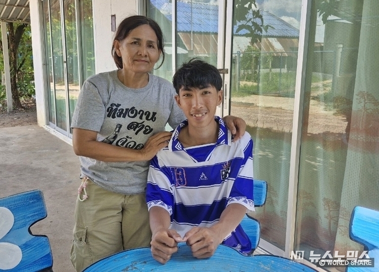 태국 자립준비청년이 자취방에서 보모와 함께