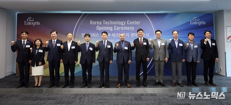 지난 17일 경기도 안산 한양대학교 ERICA 캠퍼스에서 열린 반도체 첨단 소재 연구개발 센터인 코리아 테크놀로지 센터(Korea Technology Center, KTC) 준공식에서 몬트레이 리비(Montray Leavy) 인테그리스 부사장, 김재원 인테그리스코리아 사장, 고영인 경기도 경제부지사, 허남석 안산시 부시장, 이기정 한양대학교 총장, 주요 고객사 관계자 등 50여 명이 참석해 KTC의 새로운 출범을 축하했다.