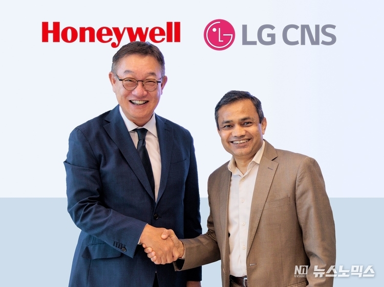 LG CNS 현신균 사장과 하니웰 프로세스 솔루션(HPS) 프라메시 마헤시와리 사장이 파트너십 체결식에서 기념 촬영을 하고 있다