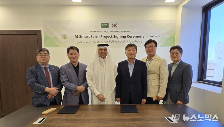 지난 19일 사우디아라비아 리야드에서 'AI 스마트팜 구축을 위한 협약'을 체결한 뒤 NABTH ALMASHRA Trading사의 아흐메드 알잘라젤(Ahmed Aljalajel) 회장과 안창곤 대표, 문홍의 대표, 이정근 회장, 이성희 대표, 김창배 전무 등이 기념촬영을 하고 있다.