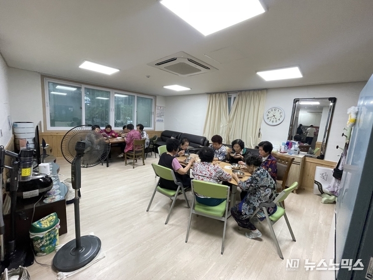 지난 15일, 당경로당과 산정경로당에서 <키클>이 운영한 채식요리 워크숍에서 어르시들이 호박을 활용해 ‘채식 국수 요리’를 만드는 등 즐거운 한때를 보내고 있다. 