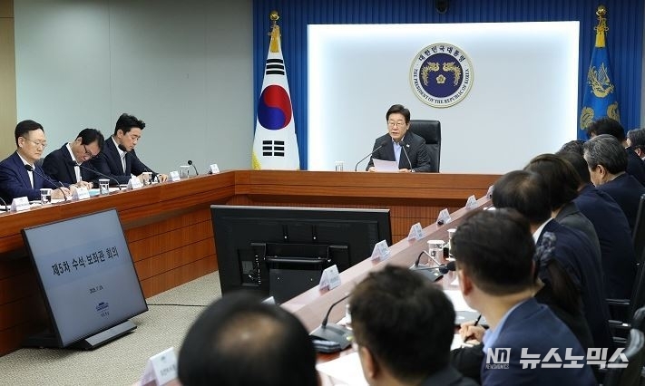이재명 대통령이 24일 서울 용산 대통령실 청사에서 열린 5차 수석·보좌관 회의를 주재하고 있다.