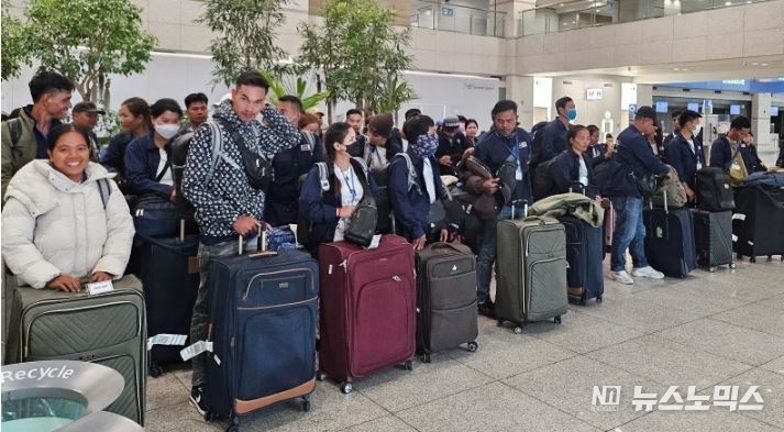문화체육관광부와 국립국어원은 법무부와 함께 '외국인 근로자 한국어 교재' 중급 단계를 개발한다고 16일 밝혔다. 사진은 지난 3월 캄보디아에서 입국한 외국인 계절 근로자들의 모습