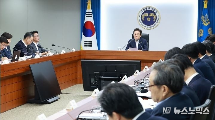 이재명 대통령이 30일 서울 용산 대통령실 청사에서 열린 비상경제점검 태스크포스(TF) 3차 회의를 주재하고 있다./대통령실