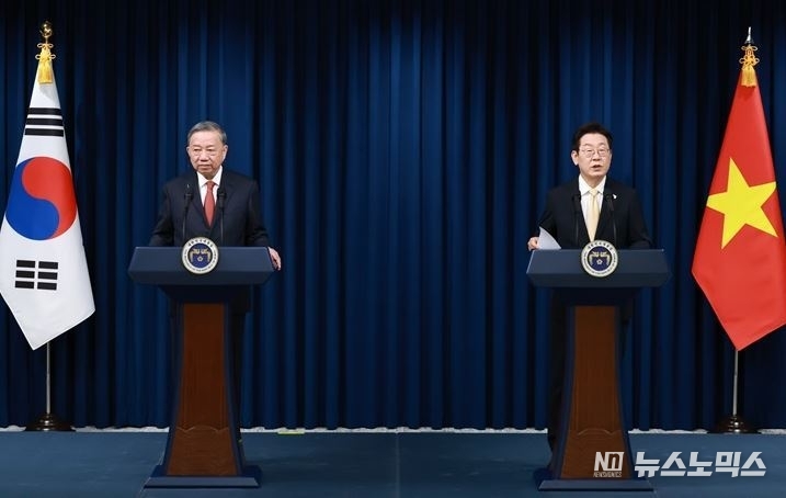 이재명 대통령과 또 럼 베트남 당 서기장이 11일 서울 용산 대통령실 청사에서 한·베트남 공동언론발표를 하고 있다/사진=대통령실