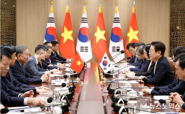 이재명 대통령과 또 럼 베트남 당서기장이 11일 서울 용산 대통령실 청사에서 한·베트남 확대 정상회담을 하고 있다. /사진=대통령실