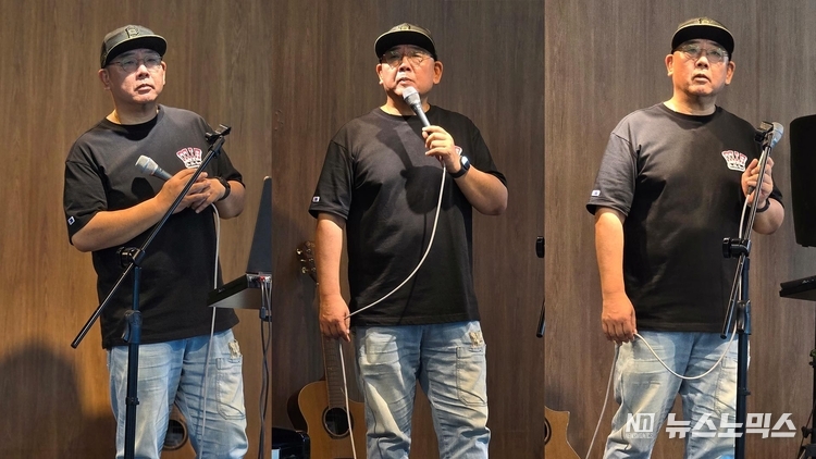 하탐 베이커리카페 작은 무대에서 관객과 노래로 소통중인 가수 엄태산
