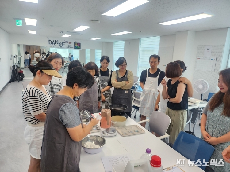 별별꿈충전소는 최근 어르신과 학부모를 대상으로 매주 복공과 민화 등 예술수업을 진행하고 있다.