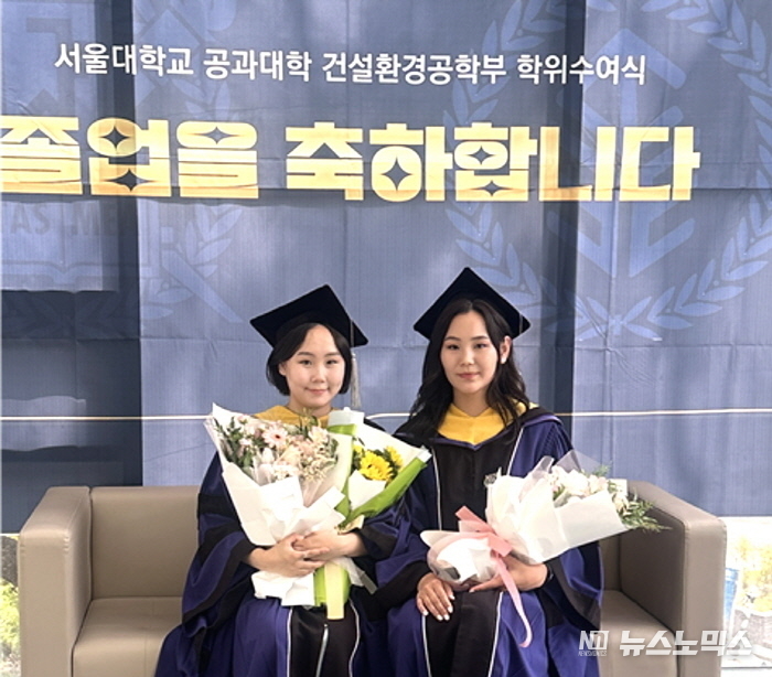 서울대학교와 몽골과학기술대학교에서 석사과정 복수학위를 취득한 엥흐징 씨(왼쪽)와 뭉흐히식 씨