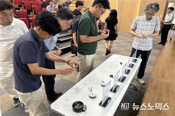 포럼에 참가한 남양넥스모는 자사에서 생산한 모터와 배터리를 책상 위에 전시하고, 이를 살펴보며 비즈니스 미팅을 진행했다.