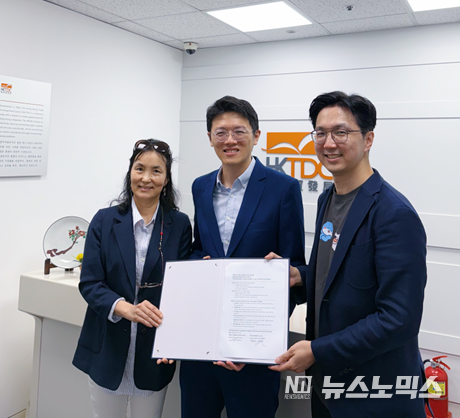 Wendy Kim 디렉터(왼쪽)와 Billy Lee 홍콩무역발전국 한국지부장(가운데) 비에이에스에이치 대표이사(오른쪽)가 지난 4일 홍콩무역발전국 한국지부에서 진행된 업무협약식에서 기념사진을 촬영하고 있다..