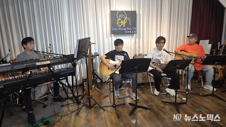 구의동 스튜디오에서 전영록TV 라이브 방송을 위해 리허설중인 (좌)전진영(건반), 가수 전영록, 이치현. 엄태산.