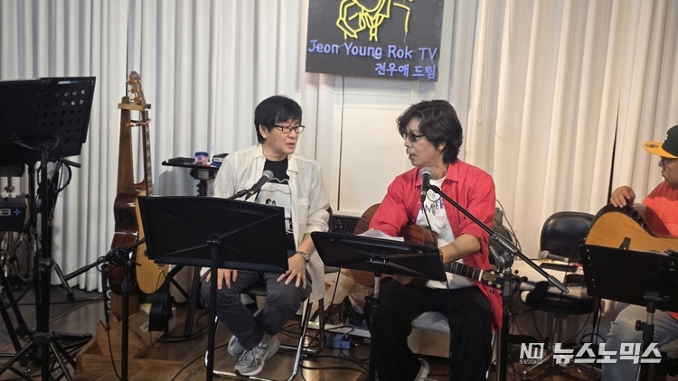 구의동 스튜디오에서 레전드 (좌)가수 전영록, 이치현 이 추억의 노래들과 두 사람의 우정을 보여주고 있다.