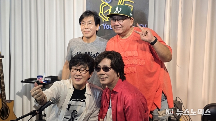 구의동 스튜디오에서 전영록TV 라이브 방송 후 추억을 남기고 있다,<br>
앞 좌)전영록, 이치현, 뒤 좌)전진영(코러스,건반), 엄태산(코러스,기타).