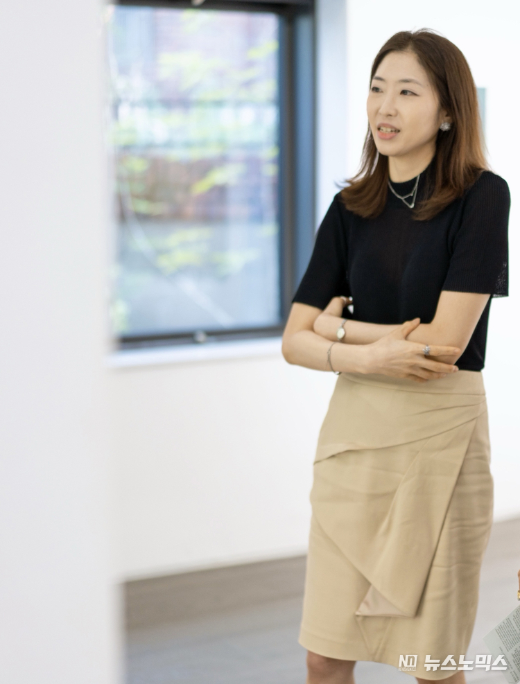 공간 썬더 초대 개인전 (팔림프세스트),<br>
정미정 작가, 카메라보고 포즈를 취하고 있다
